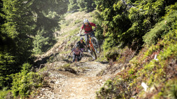 Biker auf der Steinbergline auf dem Weg zur Bergspitze in Saalfelden-Leogang | © Klemens König