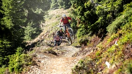 Biker auf der Steinbergline auf dem Weg zur Bergspitze in Saalfelden-Leogang | © Klemens König
