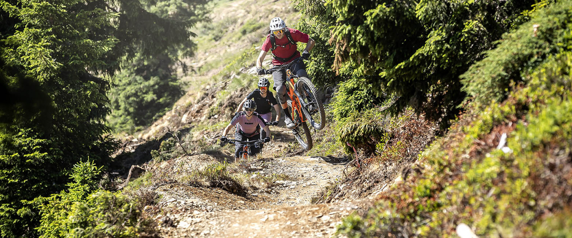 Biker auf der Steinbergline auf dem Weg zur Bergspitze in Saalfelden-Leogang | © Klemens König