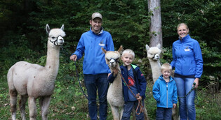 Familie Wimmer mit Alpakas | © Alpakastall Saalfelden
