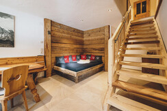 Wohnraum, Couch und WC