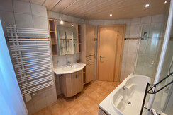 Badezimmer mit Badewanne