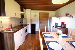 Voll ausgestattete Küche mit Essbereich Voll ausgestattete Küche mit Essbereich