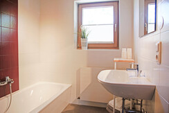 Badezimmer mit Duschkabine und Badewanne Badezimmer mit Duschkabine und Badewanne