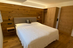 Schlafzimmer mit Boxspringbetten