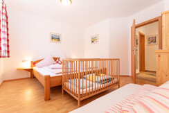 2 Babybettchen verfügbar 2 Babybettchen verfügbar