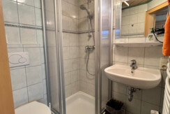 Bad mit Dusche und WC Bad mit Dusche und WC