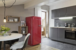 Küche mit Geschirrspüler, E-Herd,