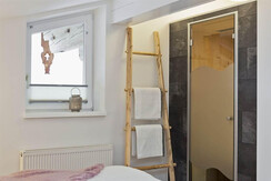 Badezimmer mit Infrarotkabine im Appartement 4