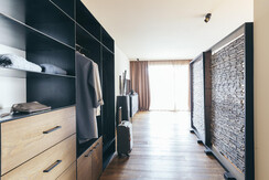 Gold Suite - walk-in closet