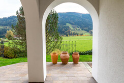 überdachter Eingang zum Appartement