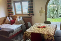 Doppelbett in der Wohnküche