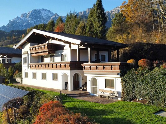 Das Panorama hat die Aussicht nach Saalfelden