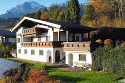 Das Panorama hat die Aussicht nach Saalfelden