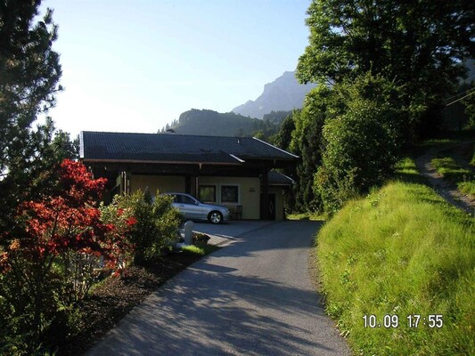 Zufahrt mit leichter Steigung