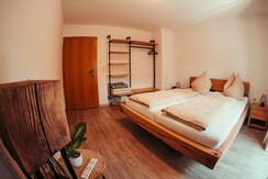 großes Schlafzimmer in der Ferienwohnung 