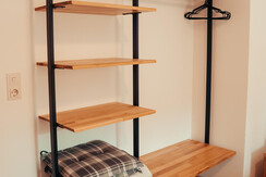 offener Kleiderschrank im Schlafzimmer