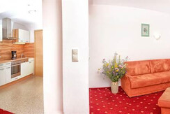 Großer Wohnraum mit Küche