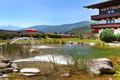 Grünzone mit Naturbadeteich Grünzone mit Naturbadeteich