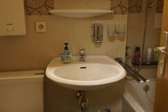 Badezimmer mit Badewanne und WC Badezimmer mit Badewanne und WC