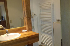 Badezimmer mit Dusche und WC Badezimmer mit Dusche und WC