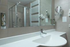 7_focus-media_web_doppelzimmer-spielberg-bad5 7_focus-media_web_doppelzimmer-spielberg-bad5
