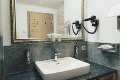 7_focus-media_web_juniorsuite-bergglueck-bad2 7_focus-media_web_juniorsuite-bergglueck-bad2