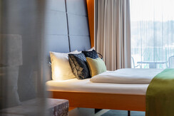 ritzenhof-zimmer-und-suiten-zimmer-seeblick-bett-p