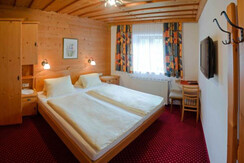 Beispielbild: Doppelzimmer mit Teppichboden