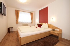 Schlafzimmer im EG mit TV