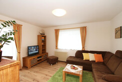 Gemütliches Wohnzimmer mit 4K Ultra HD TV