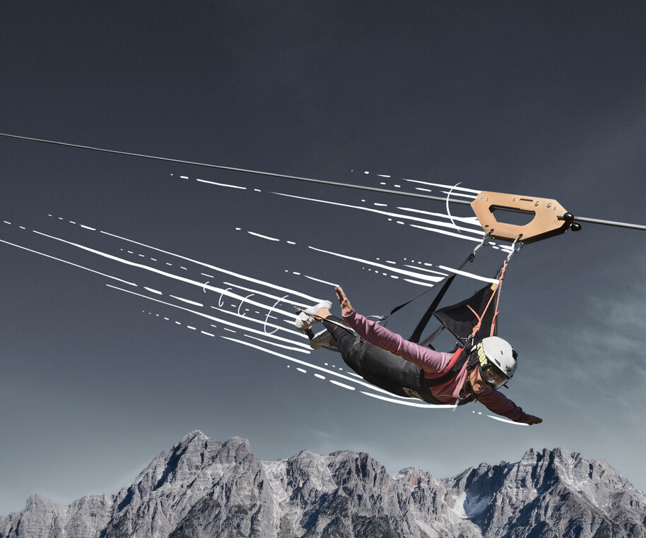 Besucherin während der Talfahrt mit dem Flying Fox XXL
