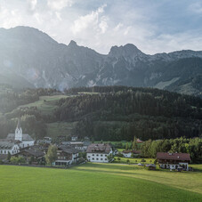 Dorfblick mit Bergpanorama im Hintergrund | © Robert Kittel