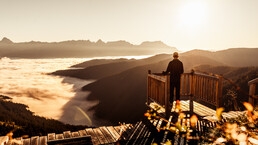 Aussichtsplattform in der Region Saalfelden-Leogang im Herbst