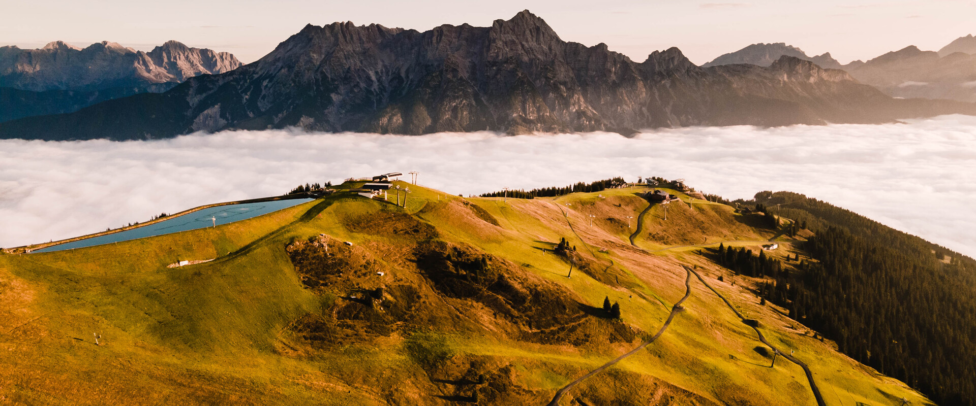 Luftaufnahme der Berglandschaft am Berg der Sinne