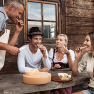 Tasting of regional cheese products at the mountain huts in Saalfelden-Leogang | © Lolin