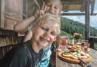 Jause am Lettlkaser in Saalfelden-Leogang | © Robert Kittel