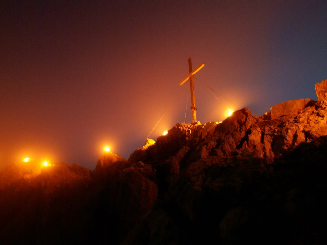 Gipfelkreuz Berge in Flammen | © Stefan Steidl Gipfelkreuz Berge in Flammen Sonnenwende Saalfelden Leogang | © Stefan Steidl