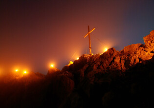 Gipfelkreuz Berge in Flammen | © Stefan Steidl Gipfelkreuz Berge in Flammen Sonnenwende Saalfelden Leogang | © Stefan Steidl
