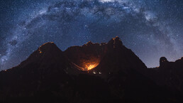 Berge in Flammen in Saalfelden-Leogang | © Lukas Klima Sonnenwende auf den Berggipfeln in Saalfelden-Leogang | © Lukas Klima