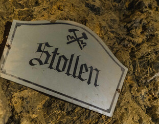 Schild "Stollen" am Eingang des Barbarastollens beim Schaubergwerk im Schwarzleotal in Leogang. | © Michael Geißler