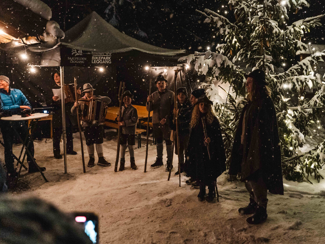 Musikanten und Kinder beim Hirtenspiel am Adventmarkt beim Schwarzleo Advent in Leogang
