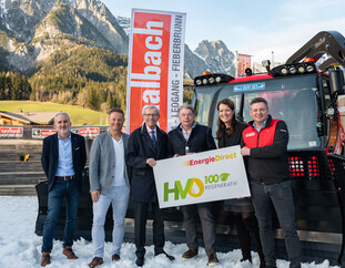 Representatives of the region in front of snow groomer with sustainability award | © cbphotography / Christoph Bayer