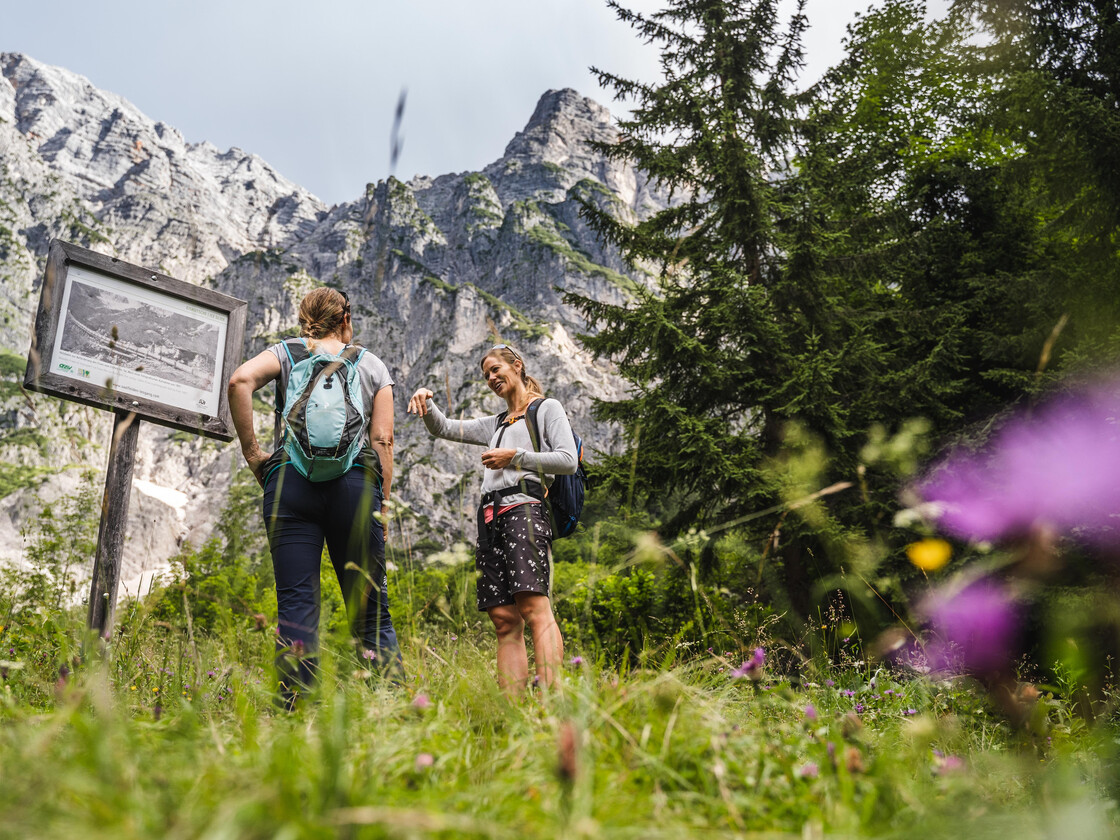 Klimawanderung | © Michael Geißler zwei Frauen am Wanderweg in Saalfelden Leogang | © Michael Geißler