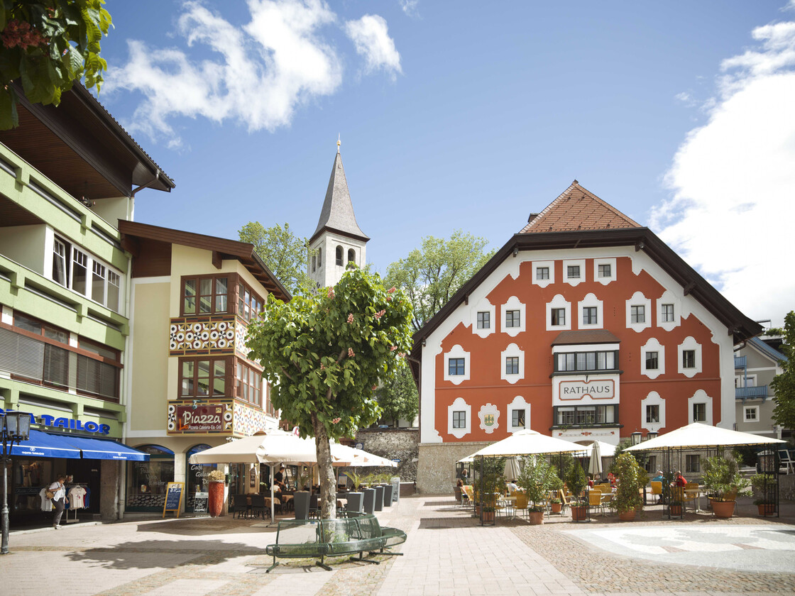Shopping at the town hall square Saalfelden | © Lolin