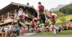 Traditional Schuhplattler folk dance at a mountain hut | © Foto Bauer