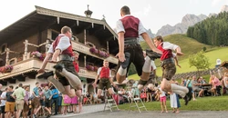 Traditionelle Schuhplattler auf einer Hütte | © Foto Bauer