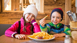 kids at lunch on a mountain hut | © Mirja Geh