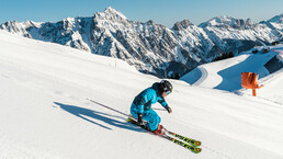 Asitz - Skicircus | © Michael Geißler Skiers on freshly prepared slope on the Asitz | © Michael Geißler