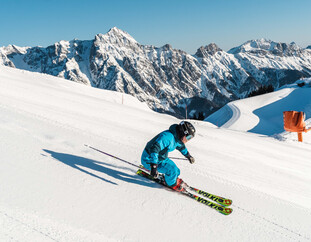Asitz - Skicircus | © Michael Geißler Skiers on freshly prepared slope on the Asitz | © Michael Geißler